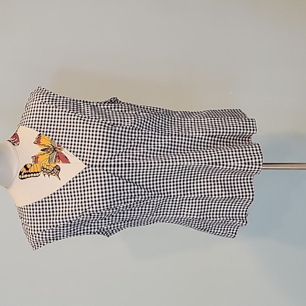 WHITE HOUSE BLACK MARKET black and white fitted vneck top with cap sleeves 14